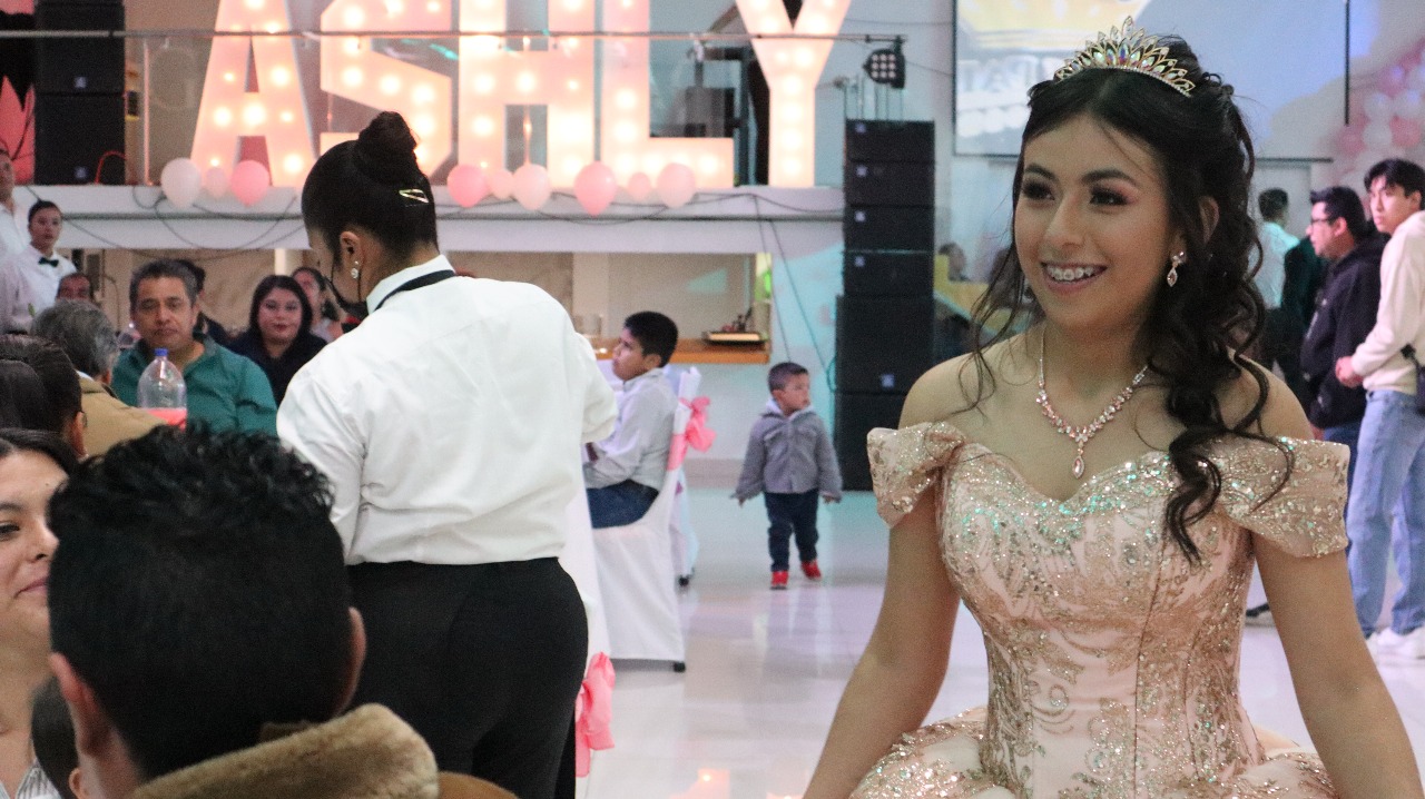 Mujer con vestido dorado