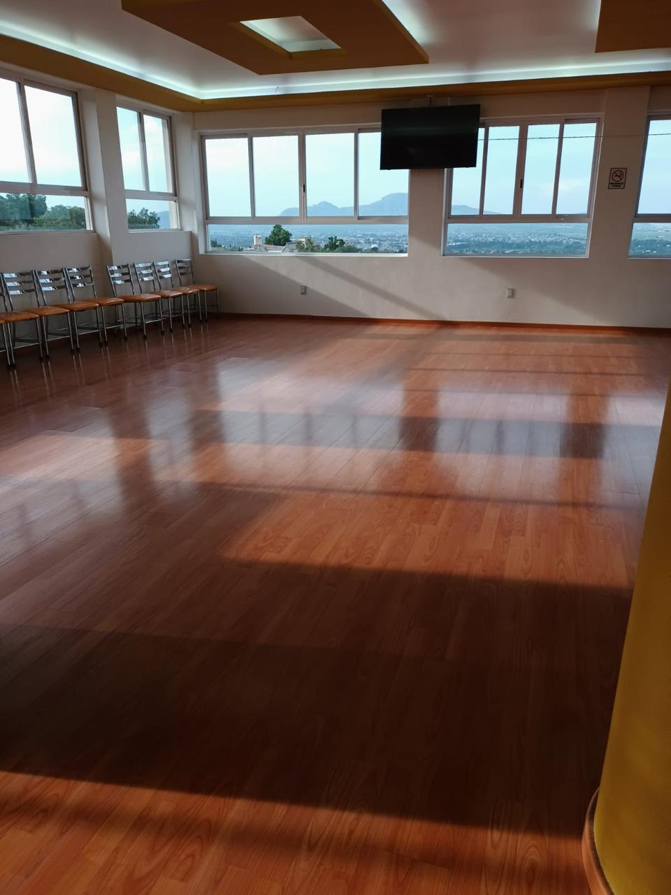 Salón con mesas decoradas con cintas naranjas