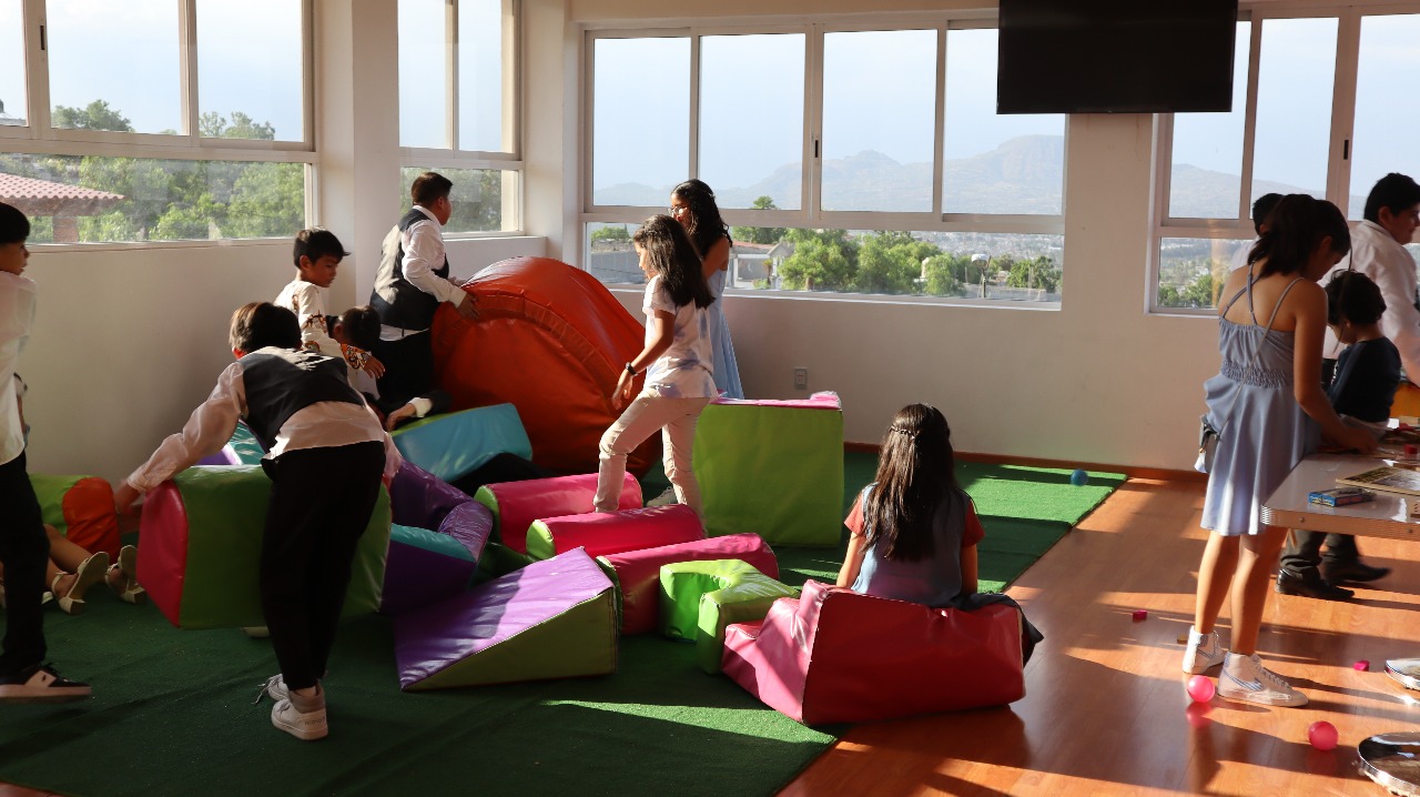 Salón con decoración de globos y personas