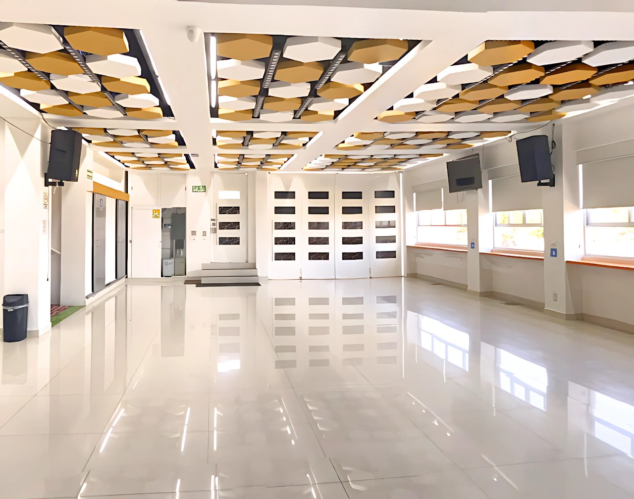 Salón vacío con piso brillante